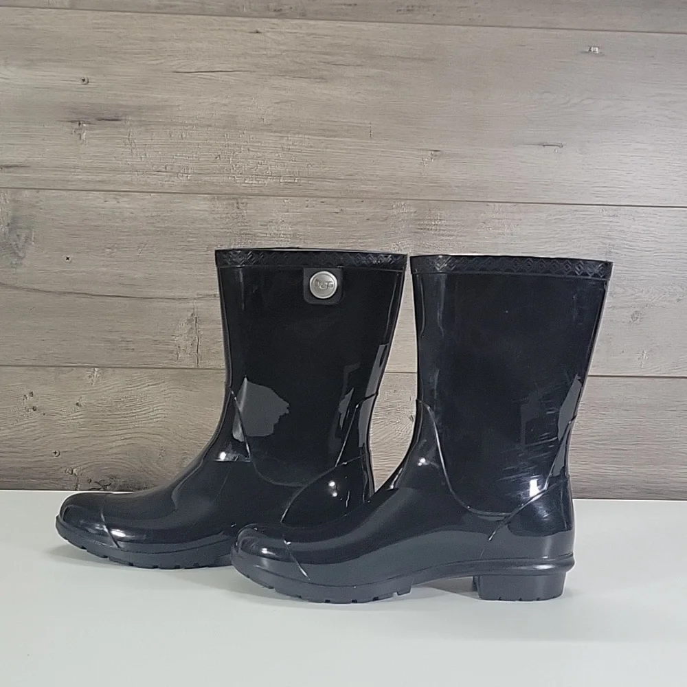 UGG shiny black